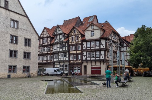 Wasserbecken mitten in der Stadt