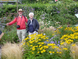 Rosie und Horst bewundert die Blütenpracht